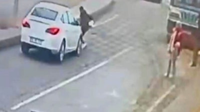 Siirt'te otomobilin yayaya çarptığı anlar kamerada