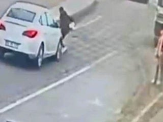 Siirt'te otomobilin yayaya çarptığı anlar kamerada