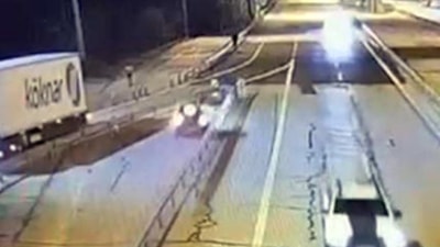 Edirne'de ters yöne giren alkollü sürücü bariyere çarptı: 2 yaralı