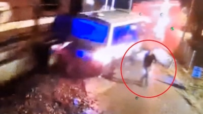 Kırıkkale'de hemzemin geçitte mahsur kalan dolmuşa tren çarptı