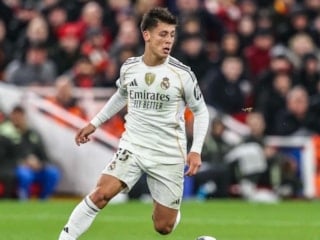 Arda Güler sinirlerine hakim olamadı: Su şişesini tekmelerken yere düştü