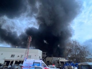 Mersin'de plastik ham madde deposunda yangın