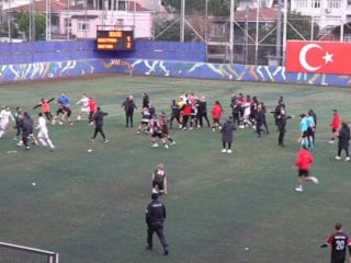 Sarıyer'de amatör maçta stadyum karıştı: Futbolcularla taraftarlar birbirine girdi