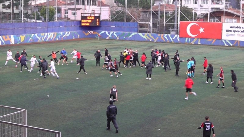 Sarıyer'de amatör maçta stadyum karıştı: Futbolcularla taraftarlar birbirine girdi