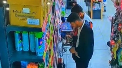 Adana'da parfümleri önce kokladılar sonra çaldılar