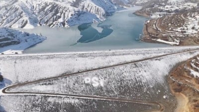 Erzincan Göyne Baraj gölünün yüzeyi buz tuttu