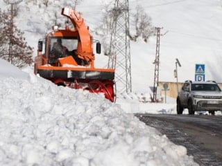 Van ve Bitlis'te kardan kapanan yollar açıldı