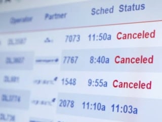 Frankfurt Havalimanı’nda zorlu kış şartları nedeniyle uçuşlarda iptal ve gecikme yaşanıyor