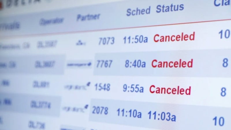 Frankfurt Havalimanı’nda zorlu kış şartları nedeniyle uçuşlarda iptal ve gecikme yaşanıyor