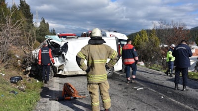 İzmir'de belediye otobüsü ile minibüs çarpıştı