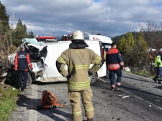 İzmir'de belediye otobüsü ile minibüs çarpıştı