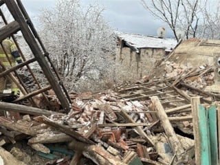 Kütahya'da kerpiç ev yıkıldı