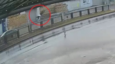 Adana'da yaya geçidinden geçmek isteyen yaşlı adam otomobilin çarpmasıyla hayatını kaybetti