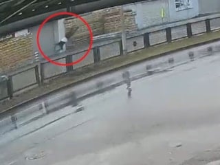 Adana'da yaya geçidinden geçmek isteyen yaşlı adam otomobilin çarpmasıyla hayatını kaybetti