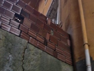 İstanbul'da istinat duvarı çöktü: Bir dairede hasar oluştu