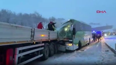 Tokat-Sivas karayolunda yolcu otobüsü tıra çarptı