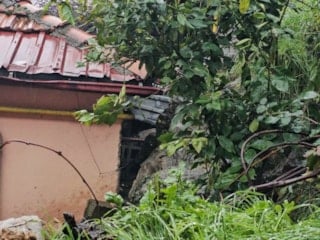 Zonguldak'ta yaşanan heyelanda kayalar iki evin üzerine düştü
