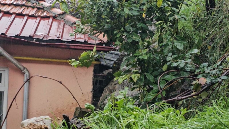 Zonguldak'ta yaşanan heyelanda kayalar iki evin üzerine düştü