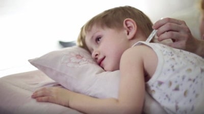 Çocuklarda ateş ne zaman tehlikeli? Uzmanından ailelere hayati uyarılar