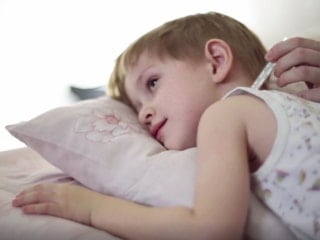 Çocuklarda ateş ne zaman tehlikeli? Uzmanından ailelere hayati uyarılar