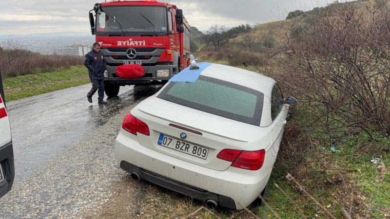Manisa'da kaza yapan otomobilde göğsünden vurulmuş ceset bulundu