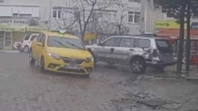 İstanbul Beşiktaş'ta fren yerine gaza basan sürücü ortalığı savaş alanına çevirdi