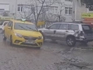 İstanbul Beşiktaş'ta fren yerine gaza basan sürücü ortalığı savaş alanına çevirdi