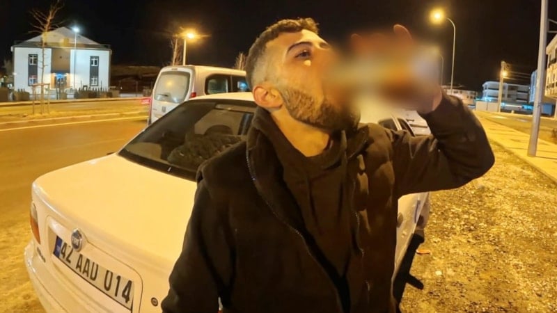 Aksaray'da alkollü yakalanan sürücü, ceza makbuzuyla içmeye devam etti