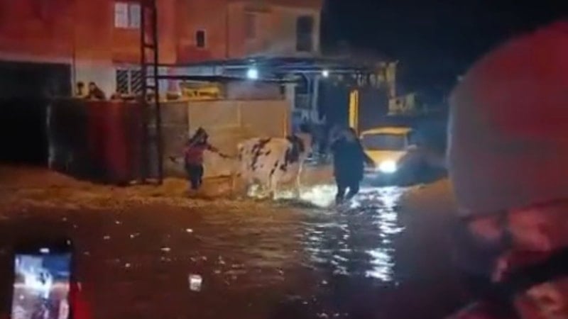 Hatay'da sağanak yağış, su baskınlarına neden oldu