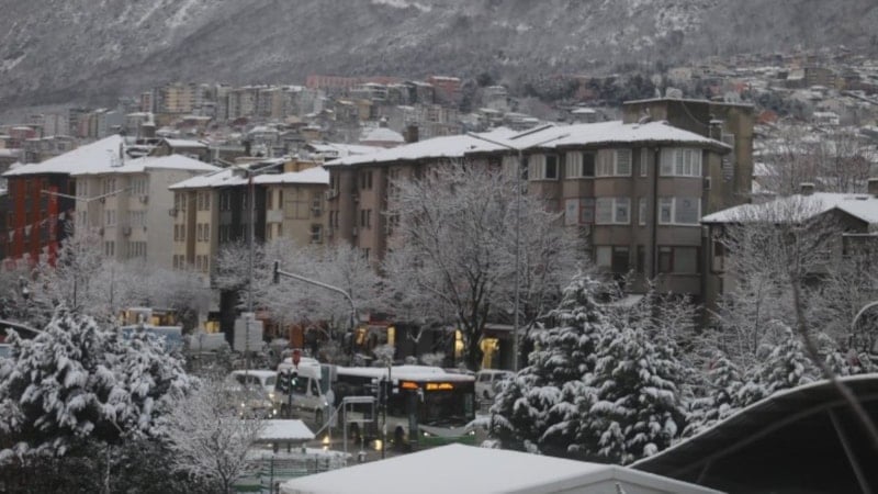 Bursa sabaha beyaz örtüyle uyandı