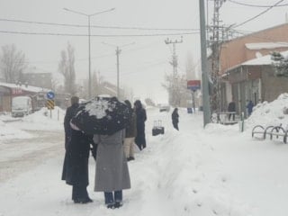 Van'da 90 yerleşim yerinin yolu kardan kapandı