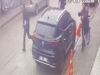 Adana'da okul önünde öğretmene yumruk atıp ateş etti