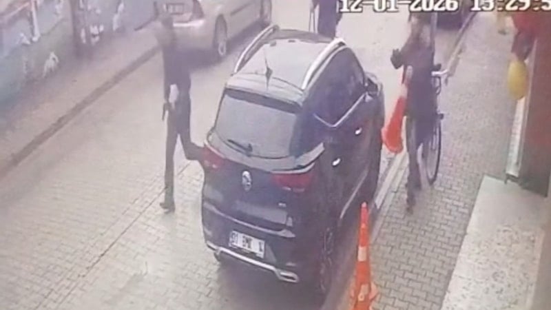 Adana'da okul önünde öğretmene yumruk atıp ateş etti