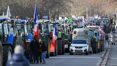 Fransa’da politikaları protesto eden çiftçiler traktörleri ile Paris’e ulaştı