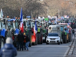 Fransa’da politikaları protesto eden çiftçiler traktörleri ile Paris’e ulaştı
