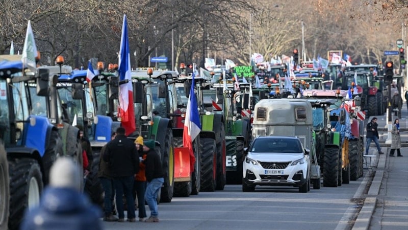 Fransa’da politikaları protesto eden çiftçiler traktörleri ile Paris’e ulaştı