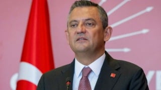 CHP'de Cumhurbaşkanlığı Aday Ofisi'nin kapısına Özgür Özel'in adı yazıldı