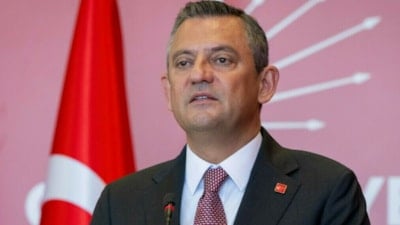 CHP'de Cumhurbaşkanlığı Aday Ofisi'nin kapısına Özgür Özel'in adı yazıldı