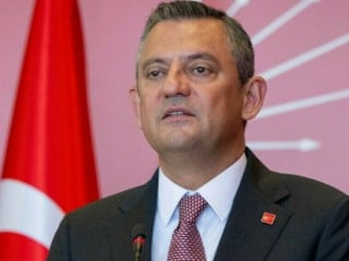 CHP'de Cumhurbaşkanlığı Aday Ofisi'nin kapısına Özgür Özel'in adı yazıldı