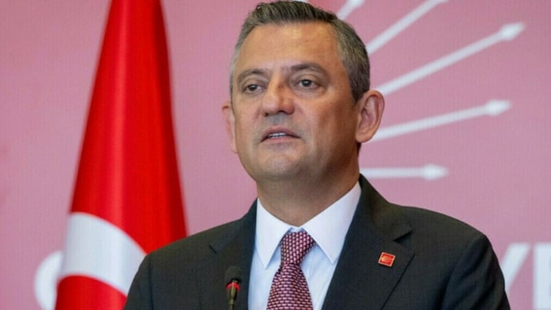 CHP'de Cumhurbaşkanlığı Aday Ofisi'nin kapısına Özgür Özel'in adı yazıldı