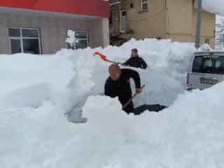 Beyaza bürünen Tunceli'de  kar kalınlığı 1,5 metreye ulaştı