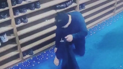 İstanbul'da camiden ayakkabı çalan hırsız kameraya yakalandı