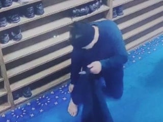 İstanbul'da camiden ayakkabı çalan hırsız kameraya yakalandı