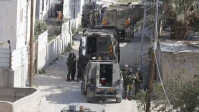 İsrail askeri kıyafetli 3 kişi El Halil’de Filistinli kuyumcuyu soydu