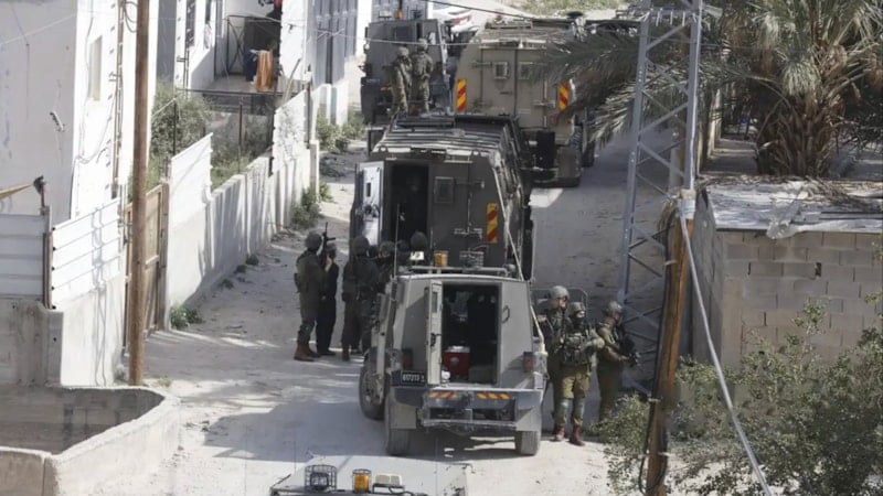 İsrail askeri kıyafetli 3 kişi El Halil’de Filistinli kuyumcuyu soydu