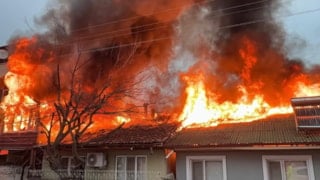 Tokat'ta kediler üşümesin diye yakılan soba iki evi küle çevirdi