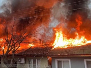 Tokat'ta kediler üşümesin diye yakılan soba iki evi küle çevirdi
