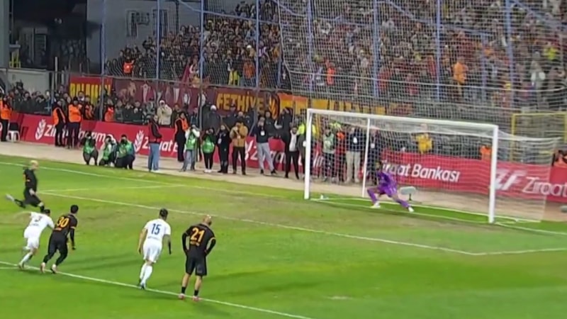 Galatasaray'da Mauro Icardi penaltı kaçırdı