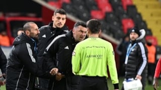 Burak Yılmaz, gördüğü kırmızı kart için özür diledi!