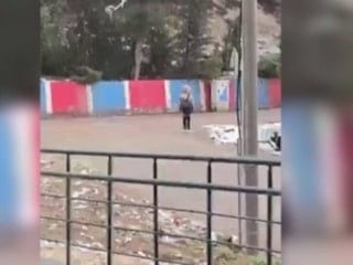 Karabük'te İstiklal Marşı'nı duyan öğrenci kar altında saygı duruşuna geçti